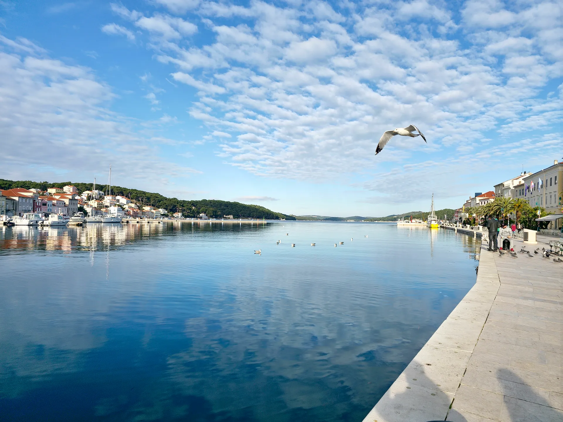 Malebná zátoka a jachtařský přístav v Mali Lošinj