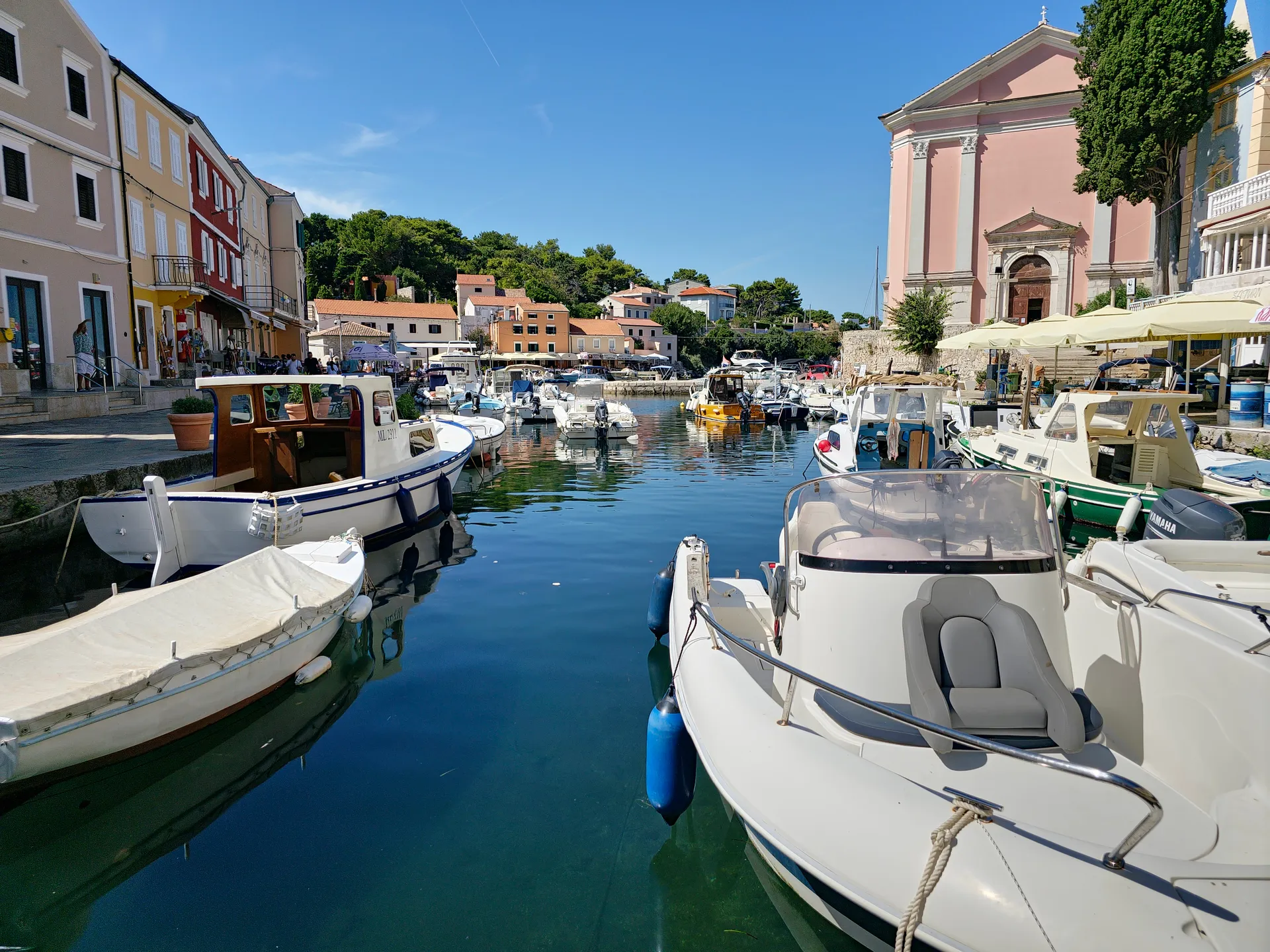 Kouzelný přístav Veli Lošinj s barevnými domy