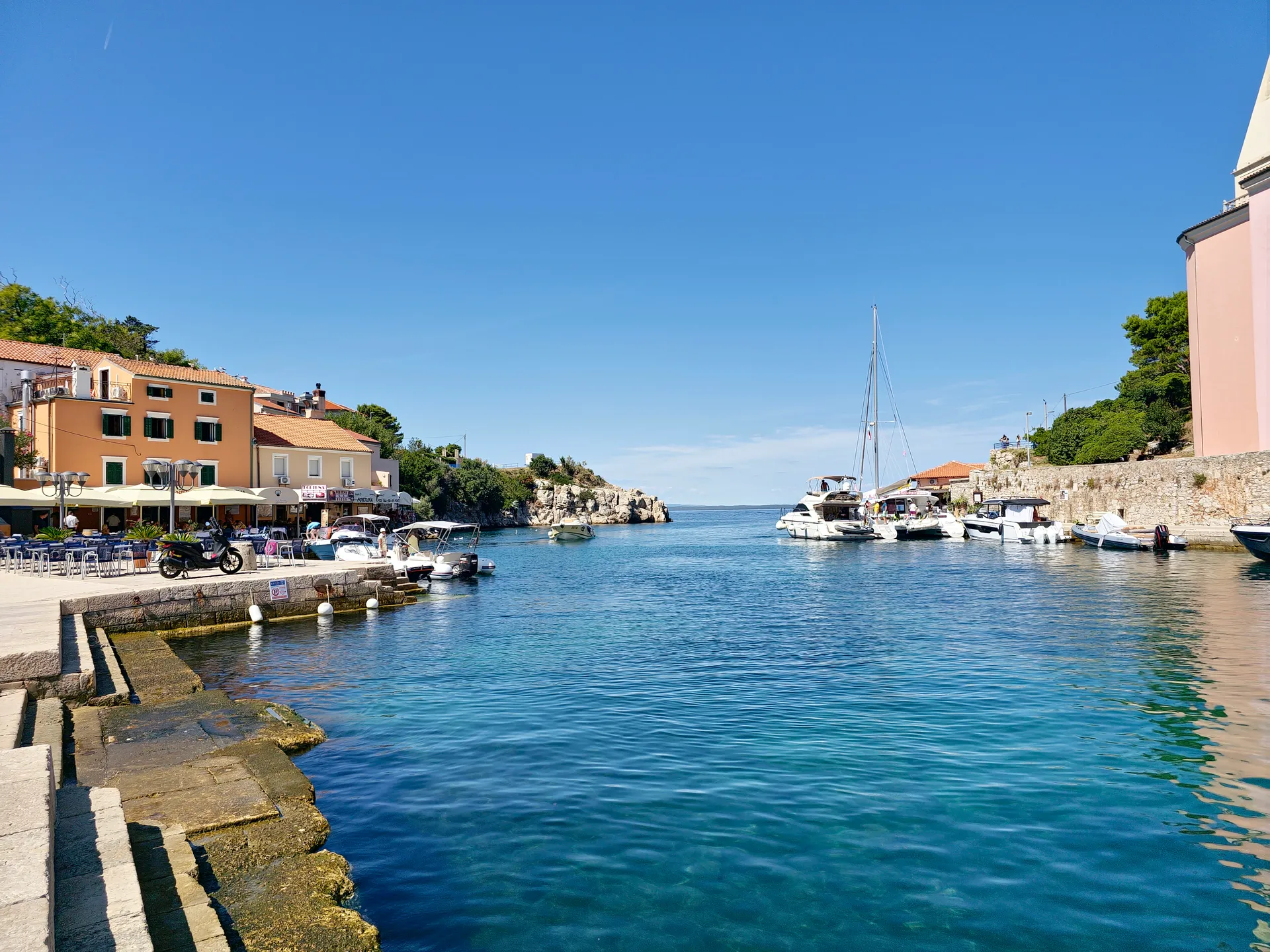Pohled z nábřeží Veli Lošinj na otevřené moře