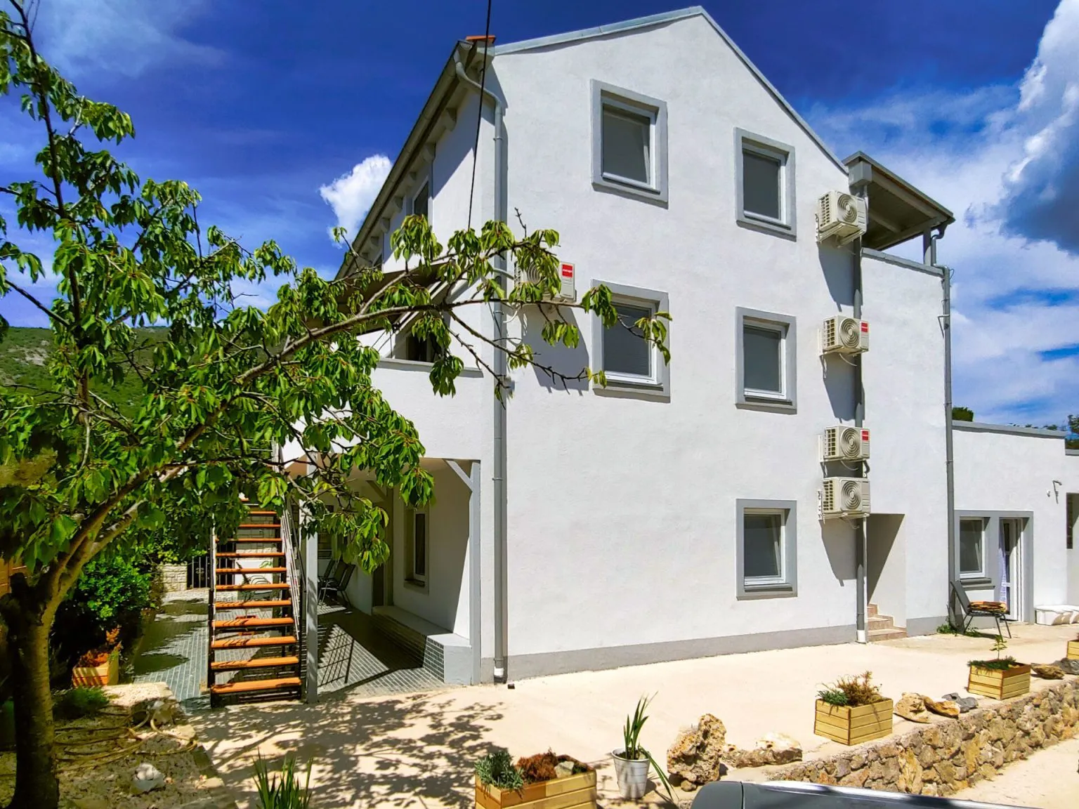 Exteriér apartmánového domu v Nerezine
